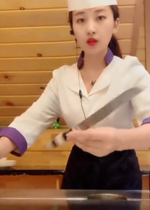 90后美女厨师"蒙眼"玩儿菜刀吸粉百万:八成男性,每天被告白!