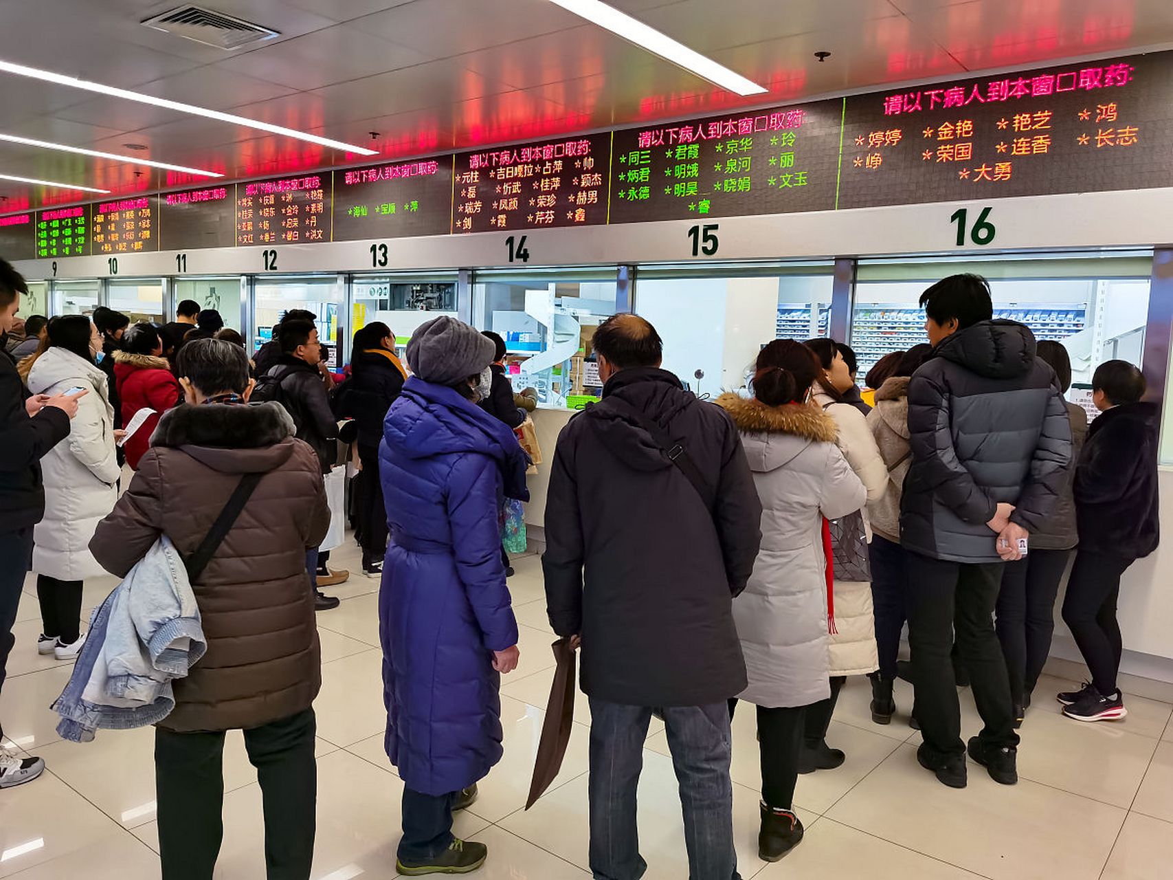 【排队取药,夫妻聊服务】04  夫:最近去医院排队取药真的很不方便