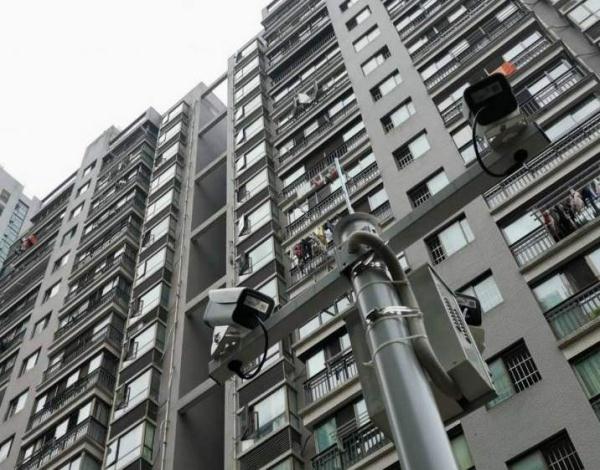 36岁男子12楼往下扔吉他圆凳 被抓称"心情不好"