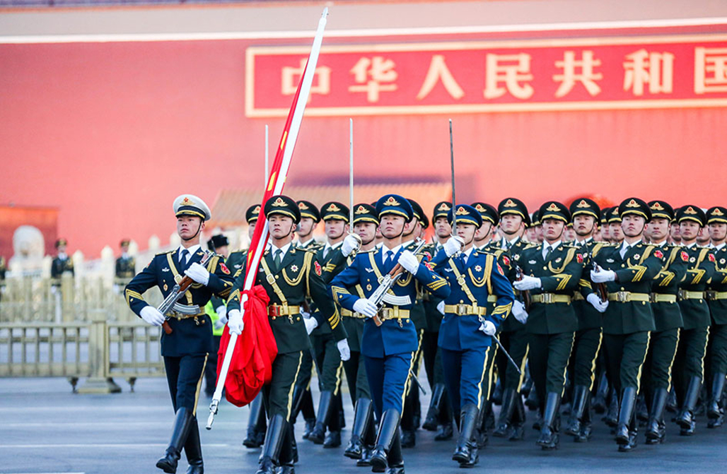 就在今天,天门广场上举行了盛大的升旗仪式,近十万人