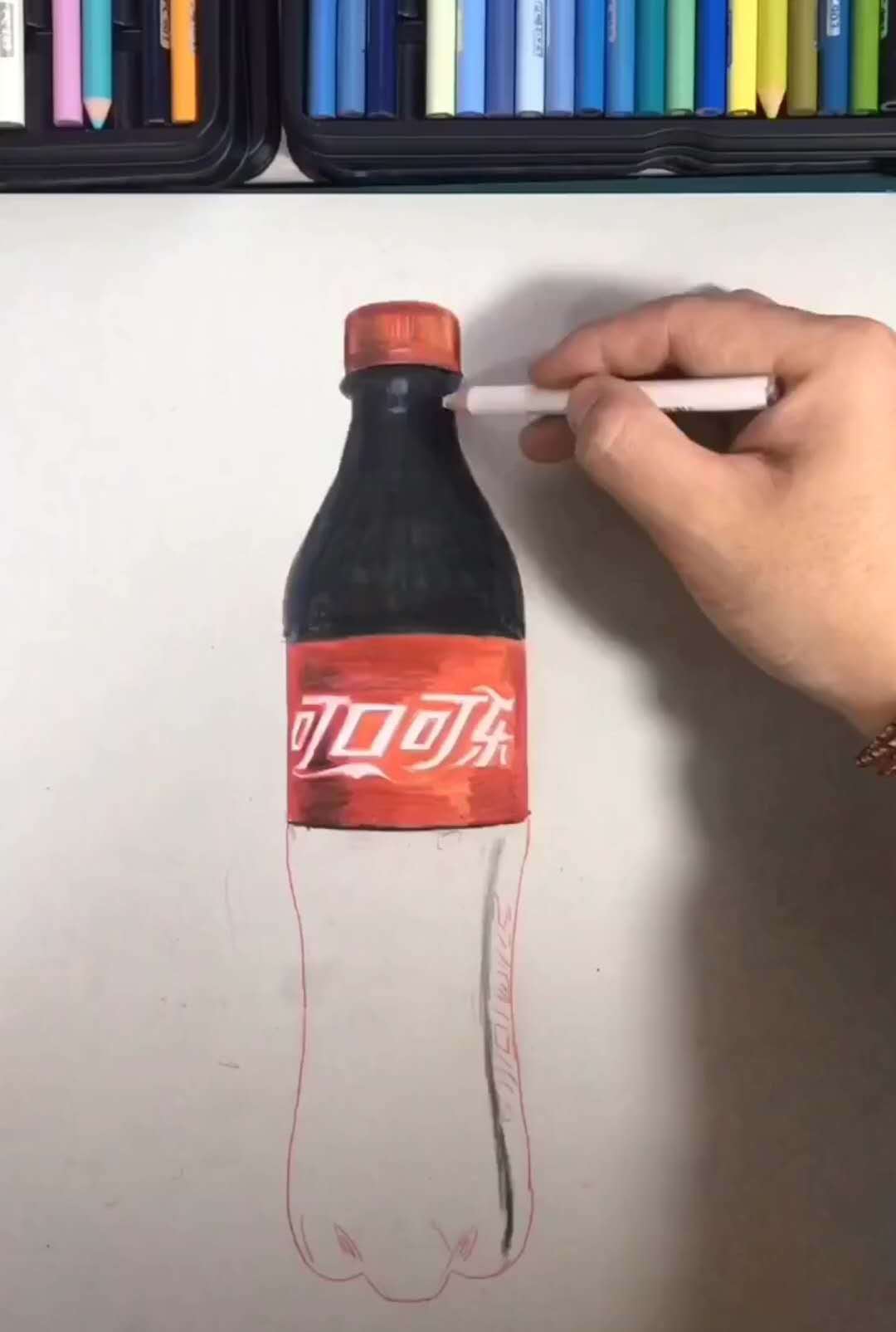 小伙子铅笔手绘可乐瓶,要不是看见绘画过程,都要以为是照片了
