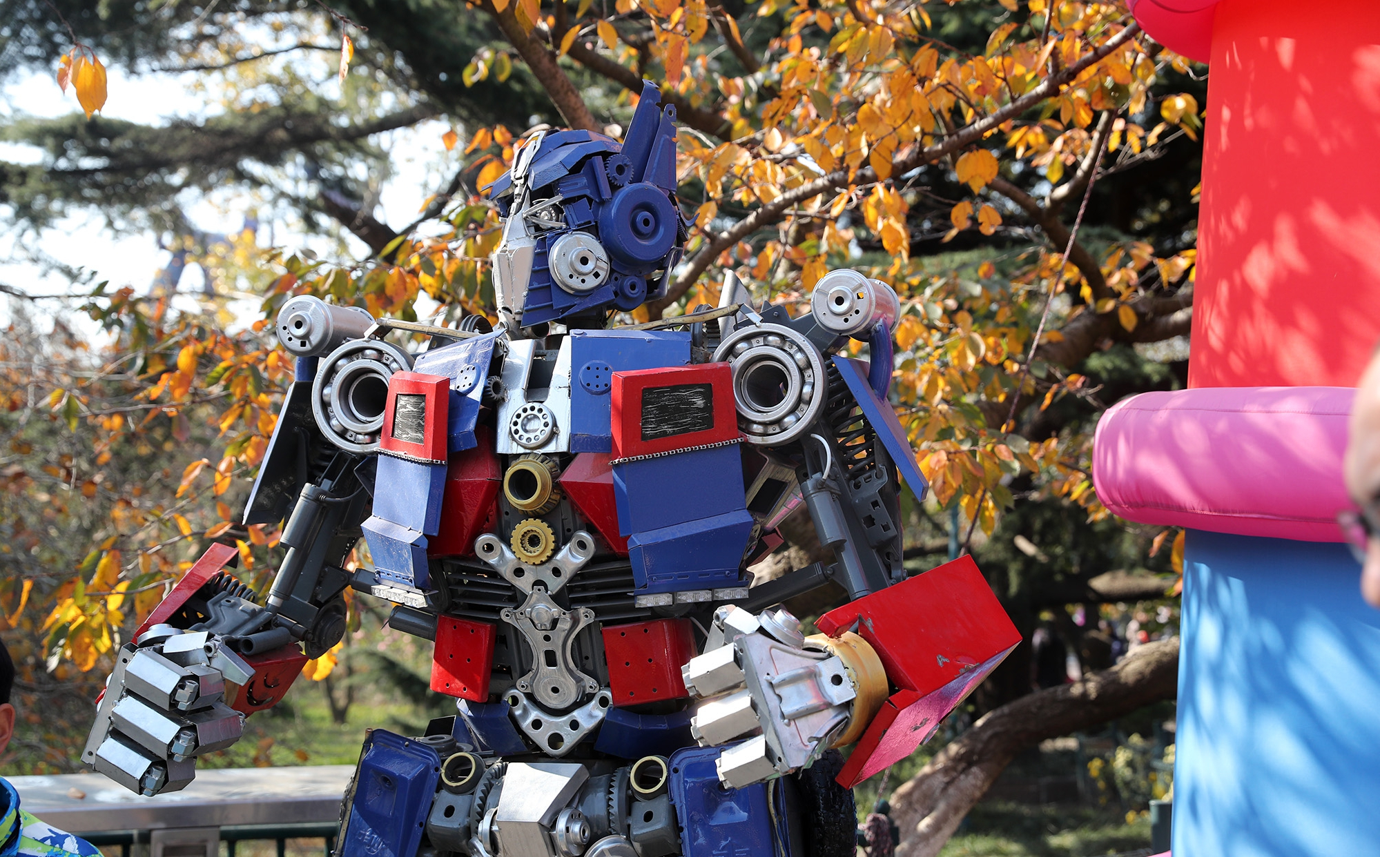 一堆废铁精雕细琢变身变形金刚超酷摩托车 你最喜欢哪一件?