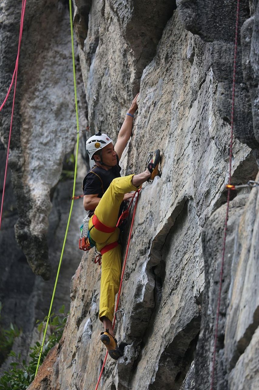 华山悬空栈道冒险:峭壁上的勇敢者游戏  悬空栈道位于华山南峰,在绝壁