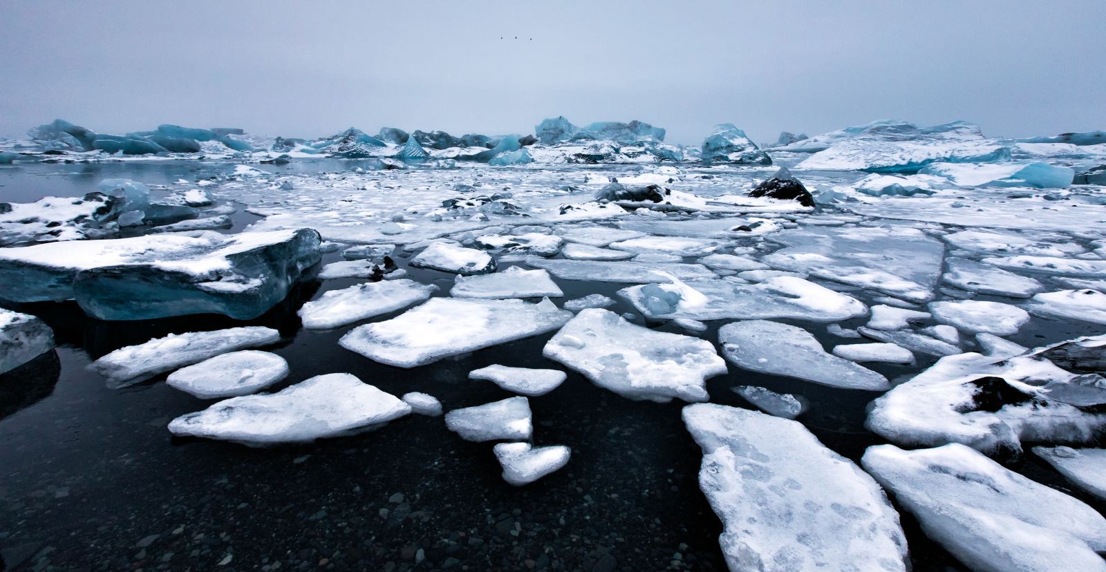 各类奇特冰川地貌在这里纵横交错,地壳活动的痕迹随处可见