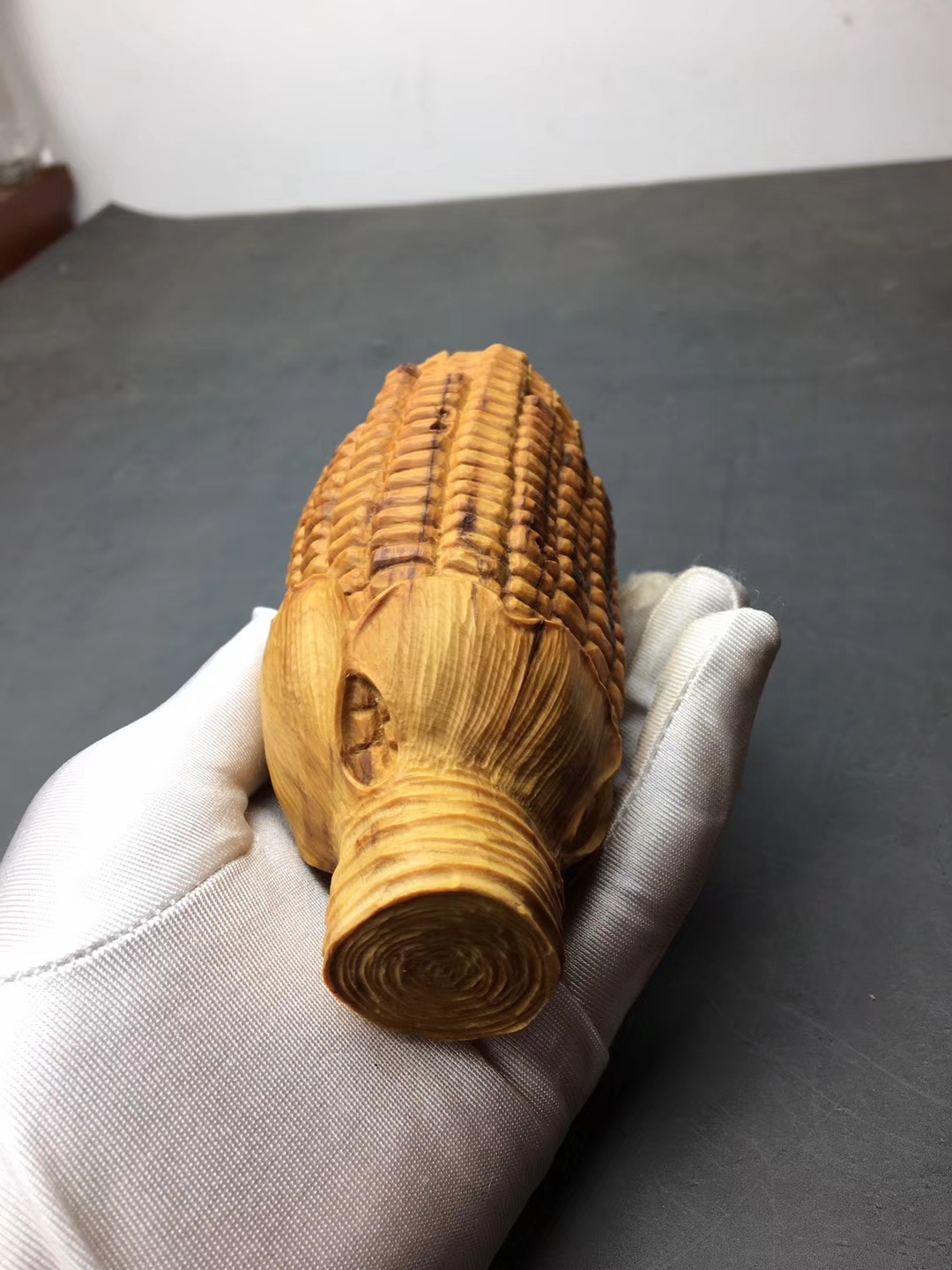 朋友,您见过用崖柏雕的玉米棒子吗?而且还是半截的