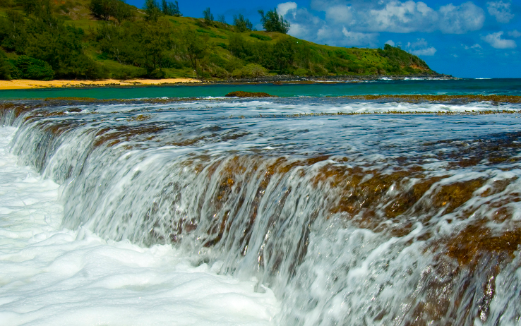 美图:飞流而下的水像有灵魂一样,向大海汇集而去