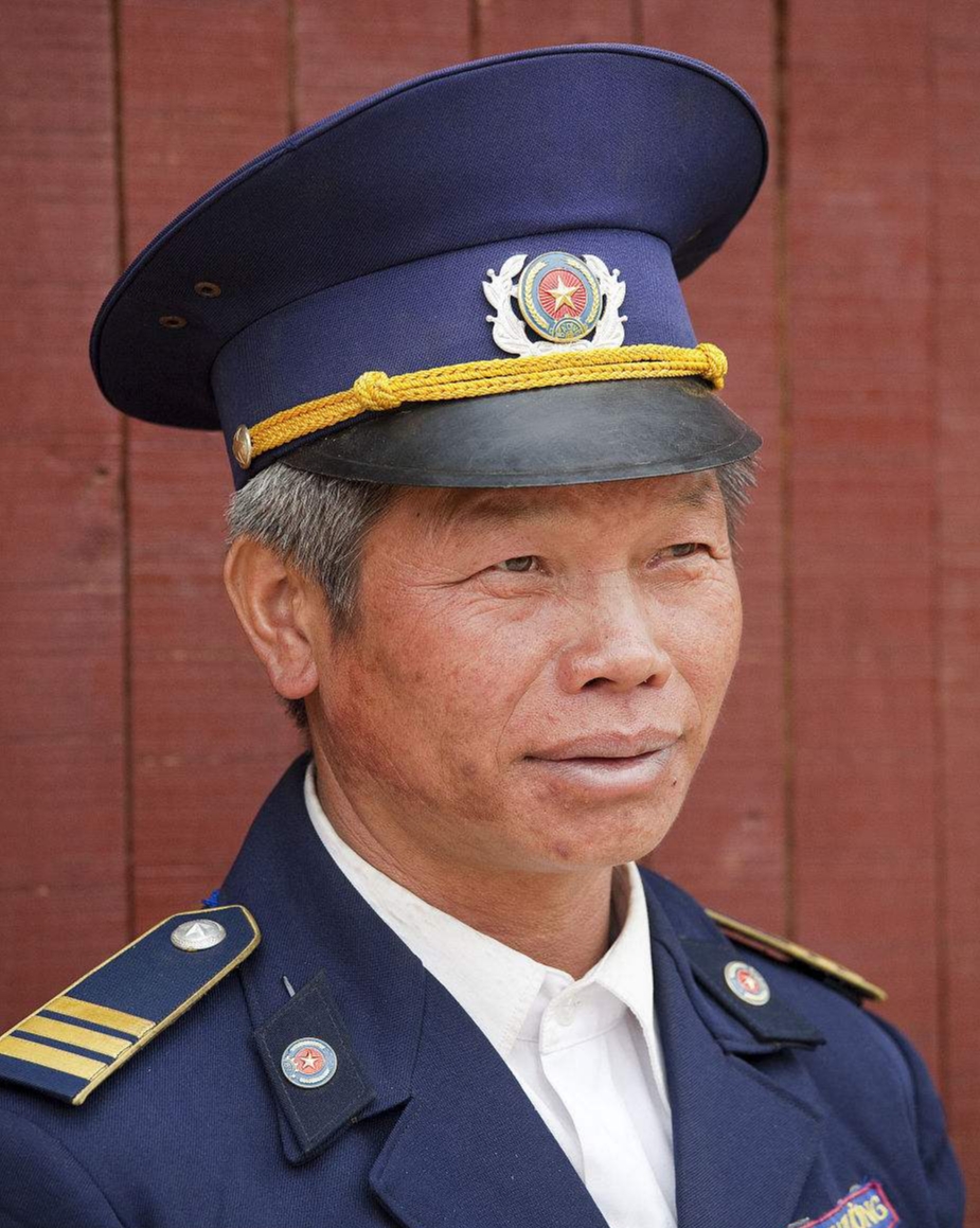 越南老兵,骑着自行车,胸前戴着勋章.