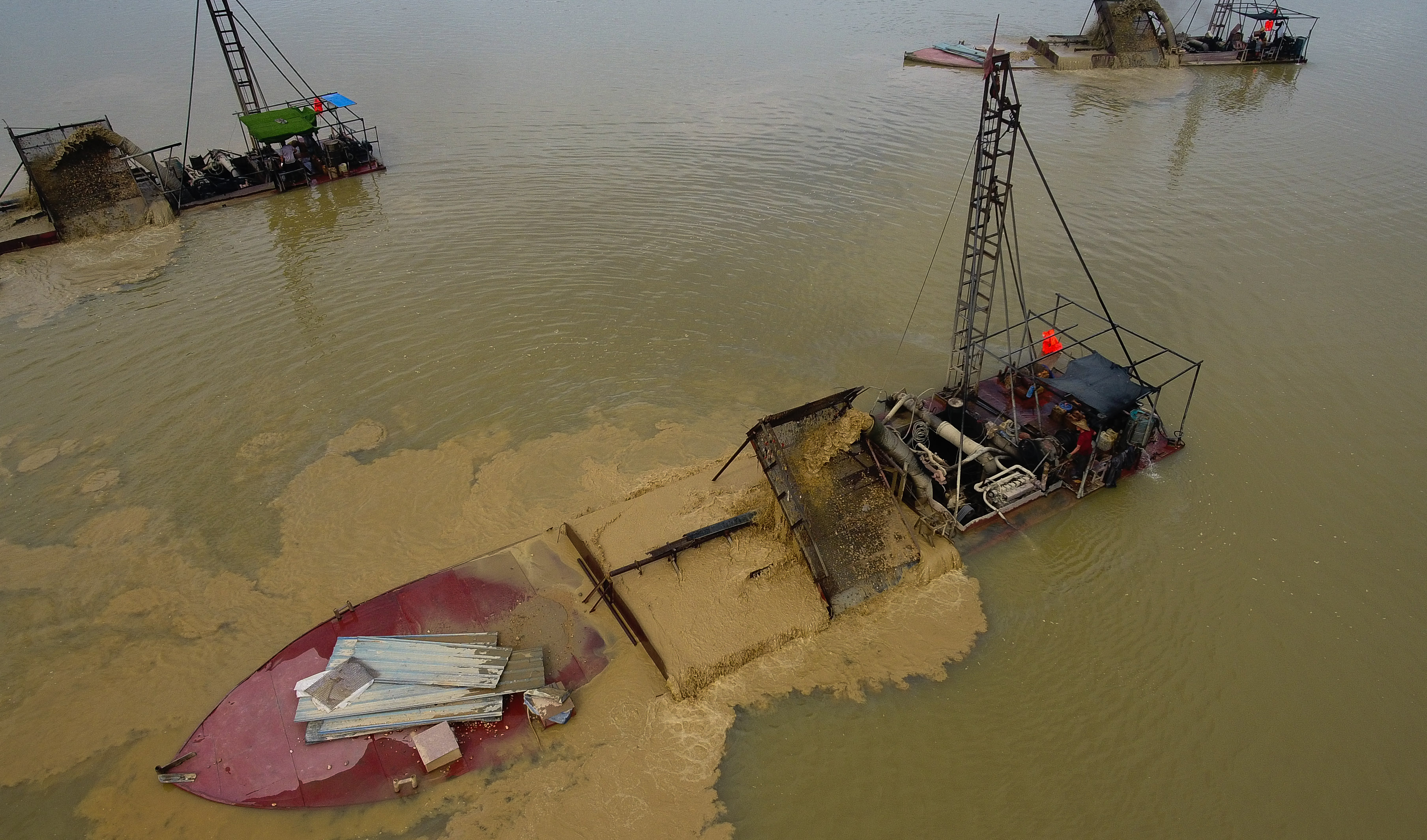 小作坊"游击"盗采,查处窝点"死灰复燃",海南非法采砂缘何难止?(2)