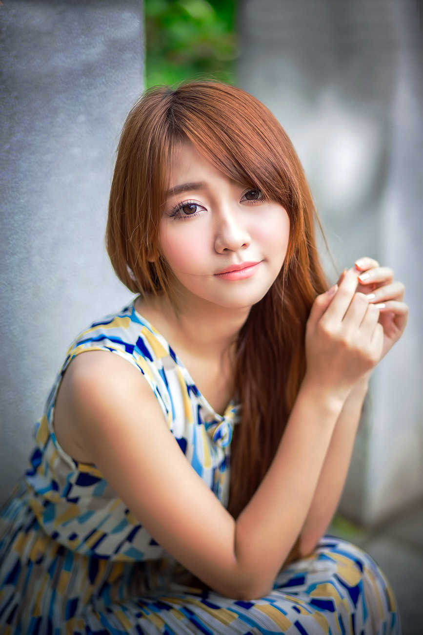 清新阳光下的清纯可爱长发姑娘