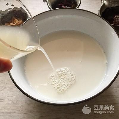7,将米酒汁倒入完全冷却的牛奶中,,稍微搅拌几下,使米酒和牛奶充分融