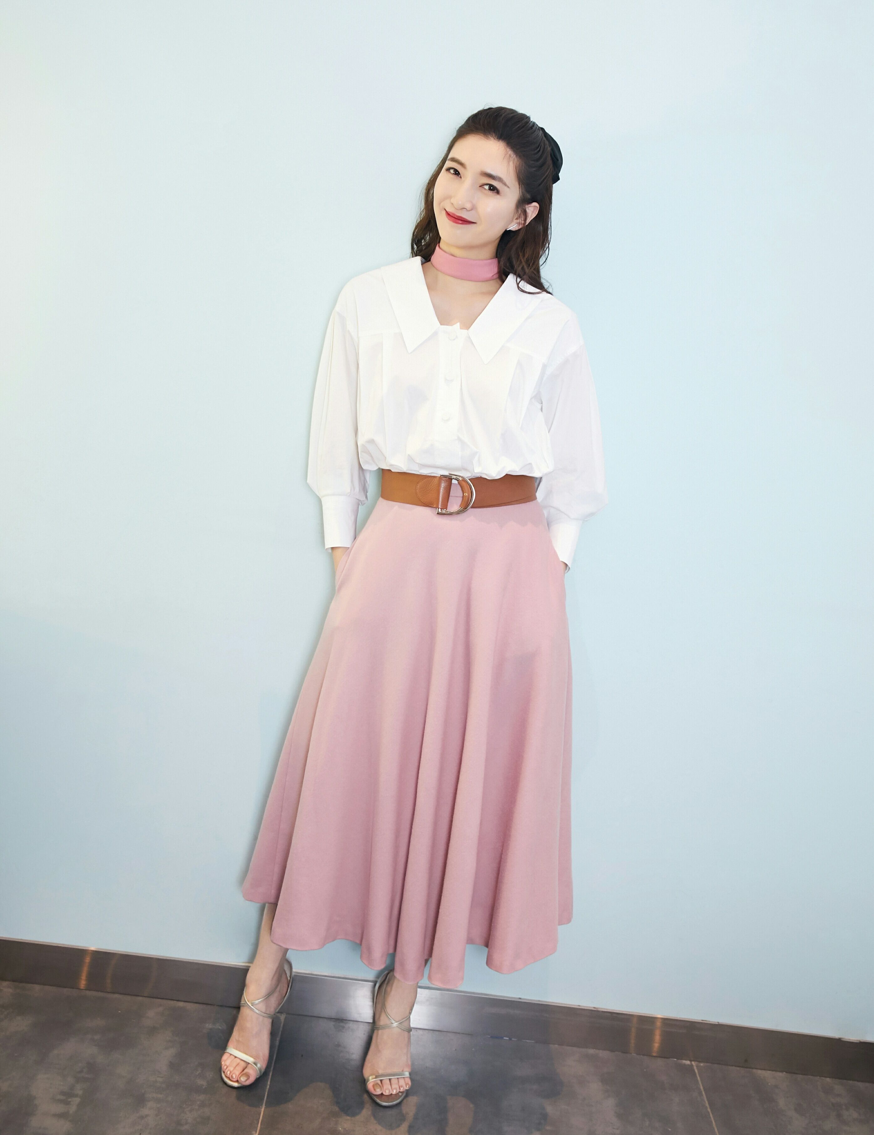 32岁江疏影变"土妹"?帆布鞋配渔网袜,分明是18岁小姐姐