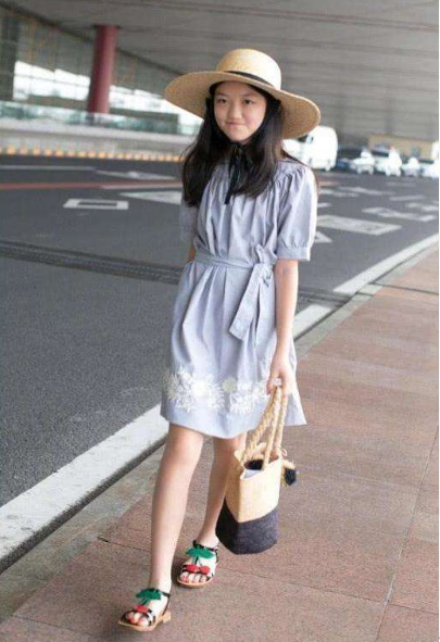 王菲女儿李嫣晒近照,打扮时尚身材高挑,自信展现个人魅力