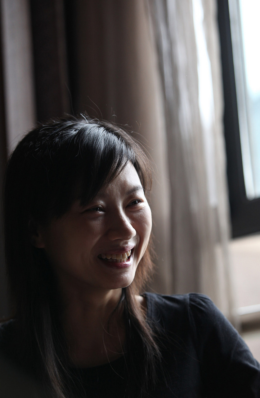 沈阳某大学女教授成网红: 罐头瓶当水杯,书本放塑料袋里!