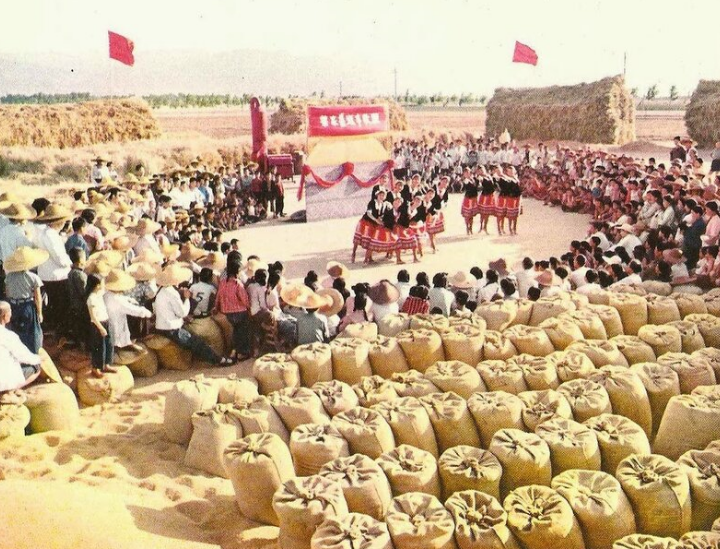 老照片:1974年中国珍贵摆拍宣传照片,承载着父辈们满满的回忆