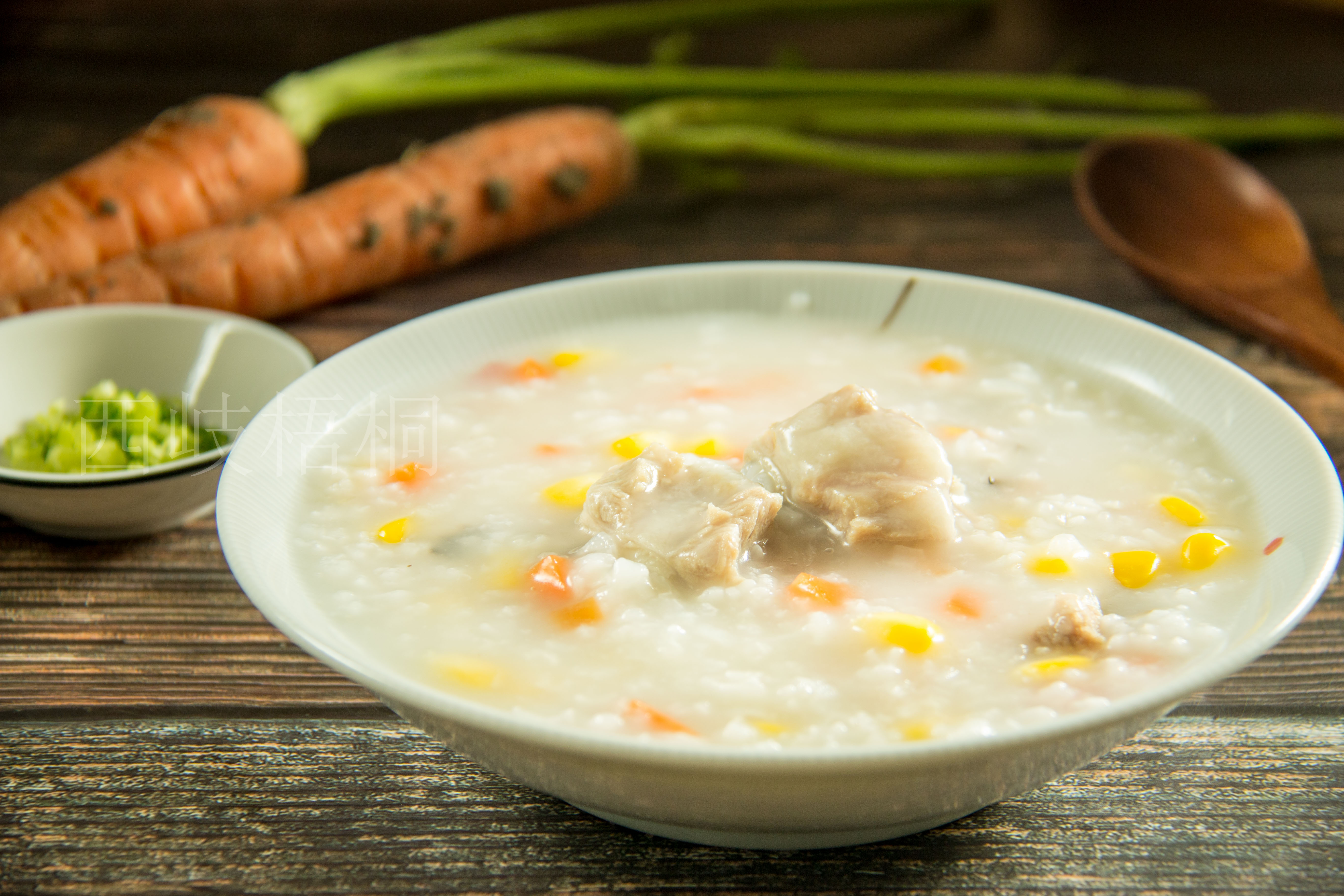 【食材准备】:胡萝卜,玉米,排骨,大米,香菇,食用油,盐.