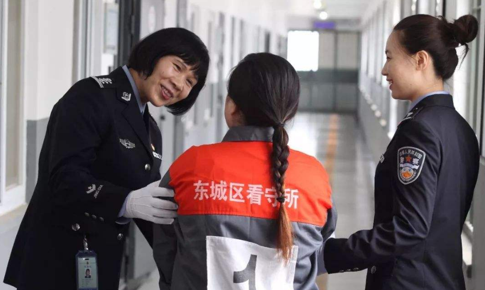 羁押女嫌疑人 看守所图片