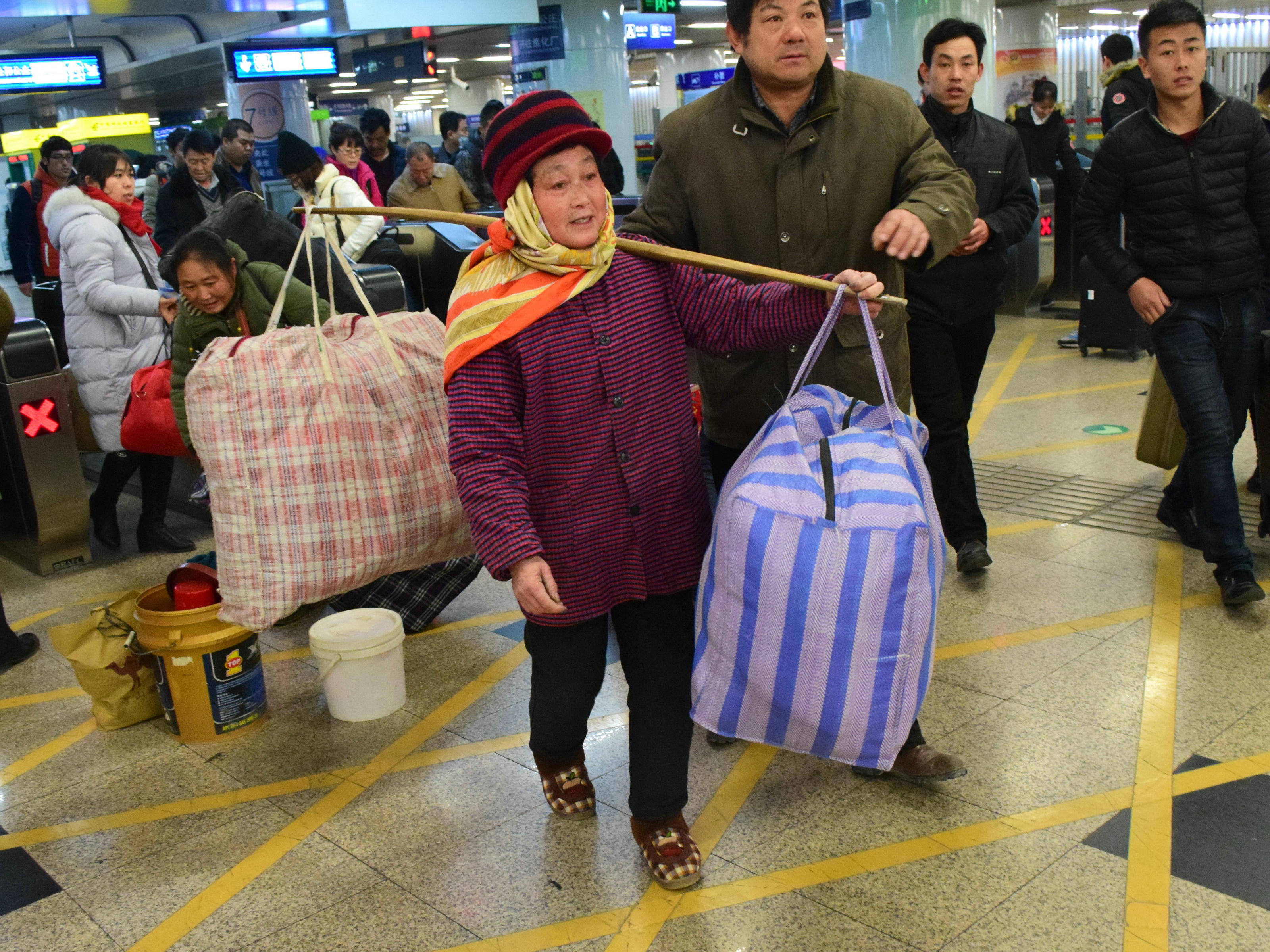 春运回家的女汉子,挑着担子行走轻松愉快,这才是可敬可爱的女人