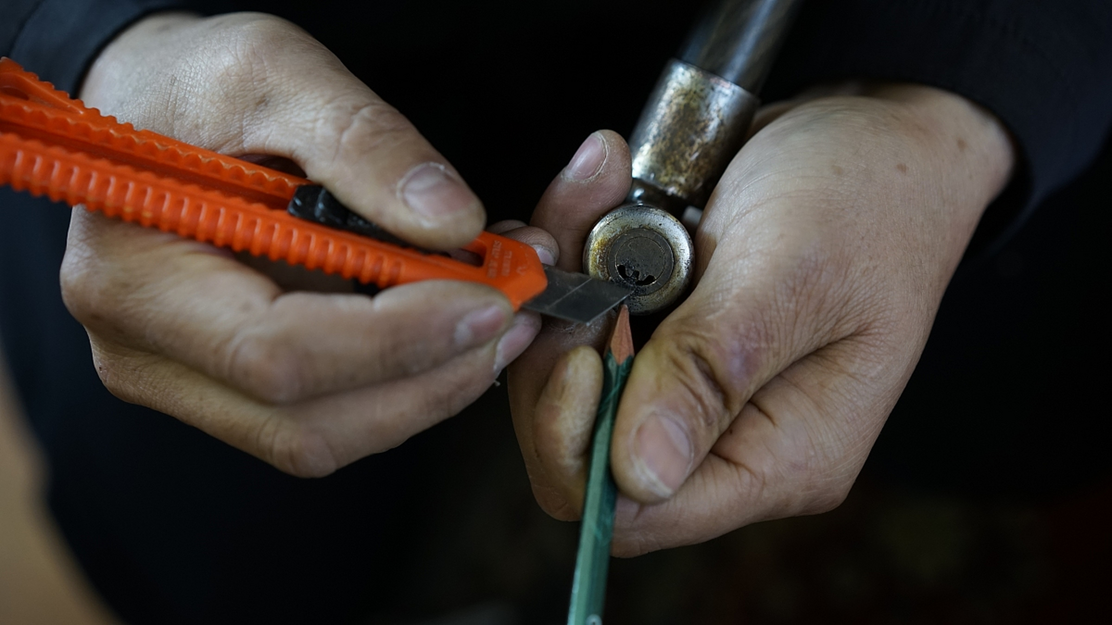 摘要:软硬锡纸开锁全套工具是一种实用的应急开锁工具,但使用时需谨慎