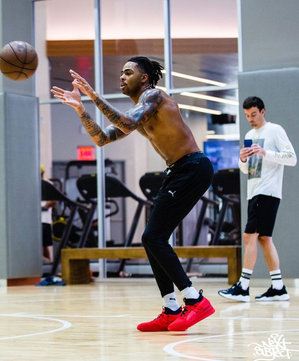 千锤百炼!训练师发布拉塞尔训练时的照片