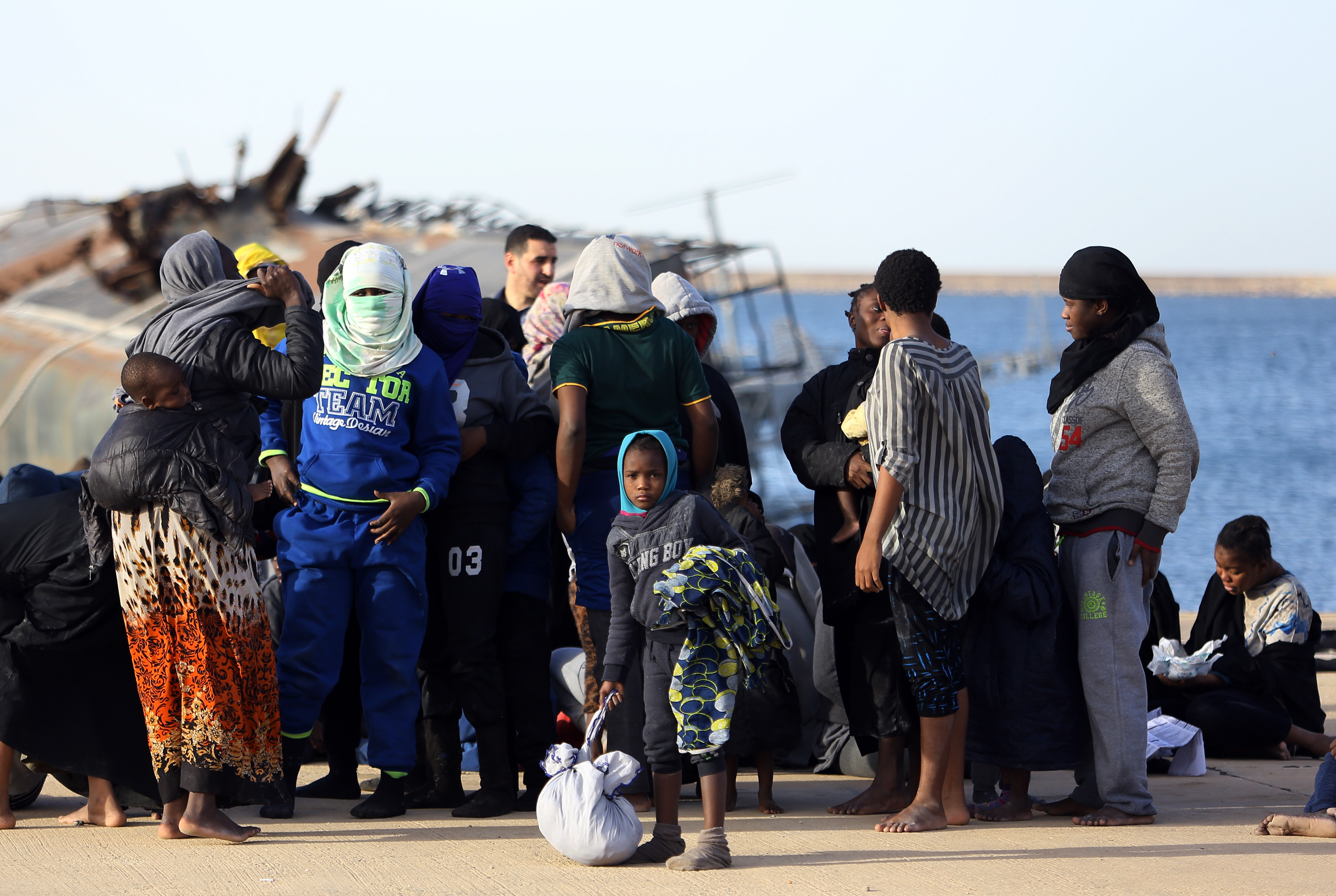 (国际)(2)近300名非法移民在利比亚西部海域获救