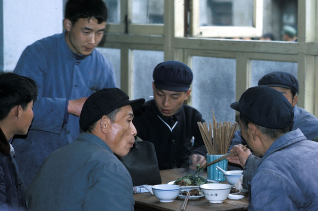 70年代老照片:那时的"老鹰抓小鸡"队伍何其庞大男人都穿中山装