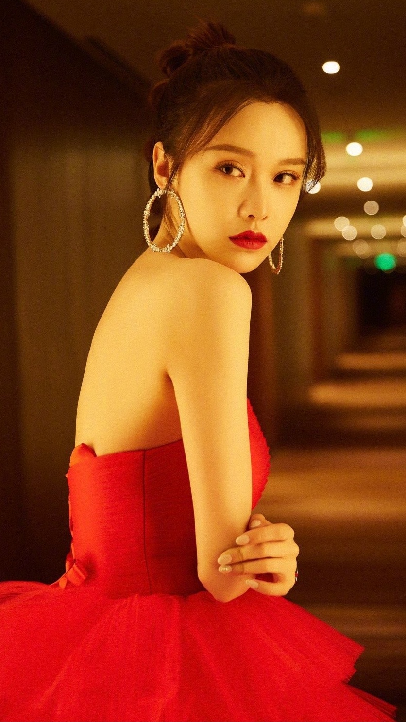 黄一琳精美壁纸:尽显性感好身材,让人挪不开眼