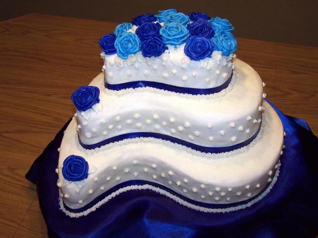 蓝玫瑰婚礼蛋糕 这种形状异常的蛋糕充满了鲜艳的蓝色和个性.