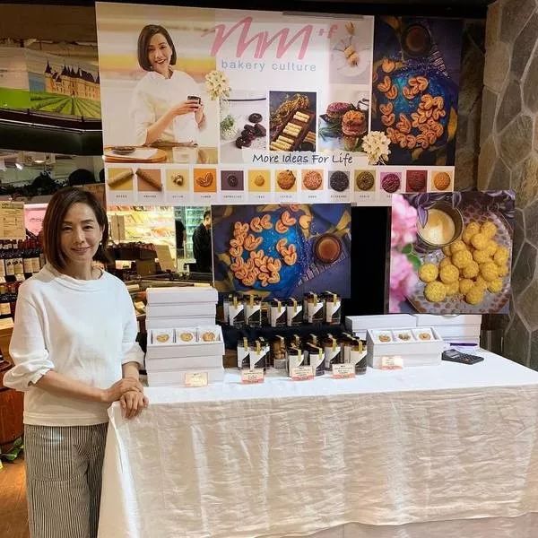 58岁前tvb女星赴法国进修成为蓝带厨艺高手 两个女儿长大变美女