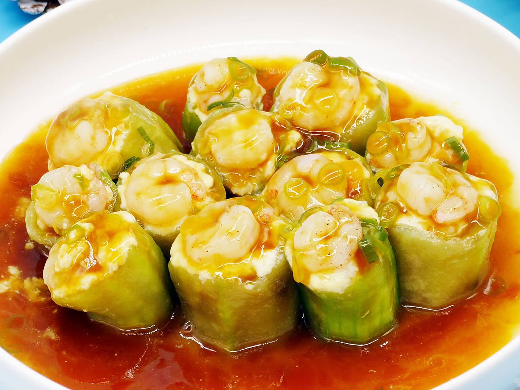 蒜蓉蒸丝瓜是一道美味营养的菜品,非常适合夏天食用.