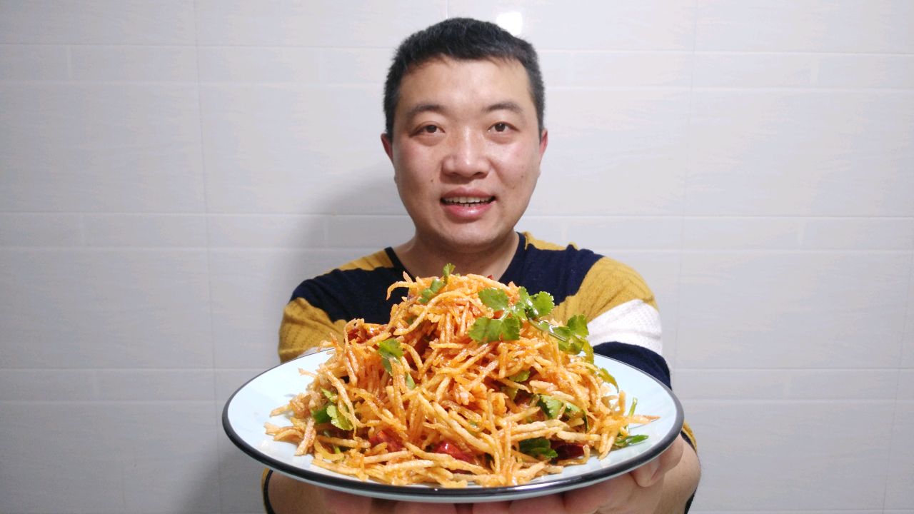 土豆丝这样做,酸甜酥脆,下酒下饭,做法简单一学就会