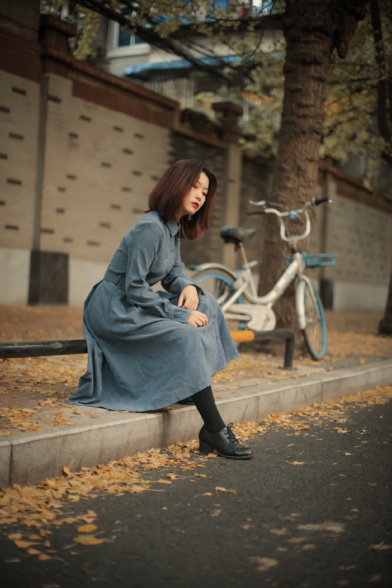 人像摄影 落叶缤纷是美景,女人温柔而美丽 转载自百家号作者:小哈的