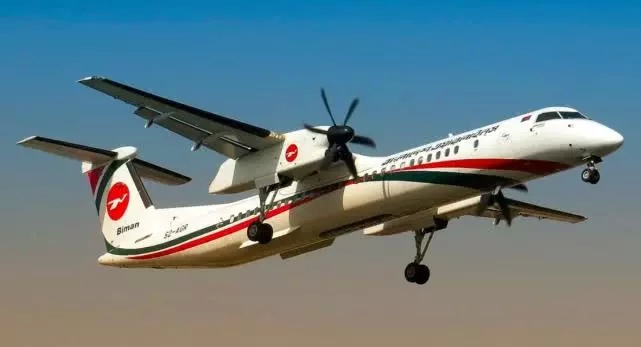 恶劣天气惹的祸?冲8飞机夜间冒雨降落,冲出跑道断成3节