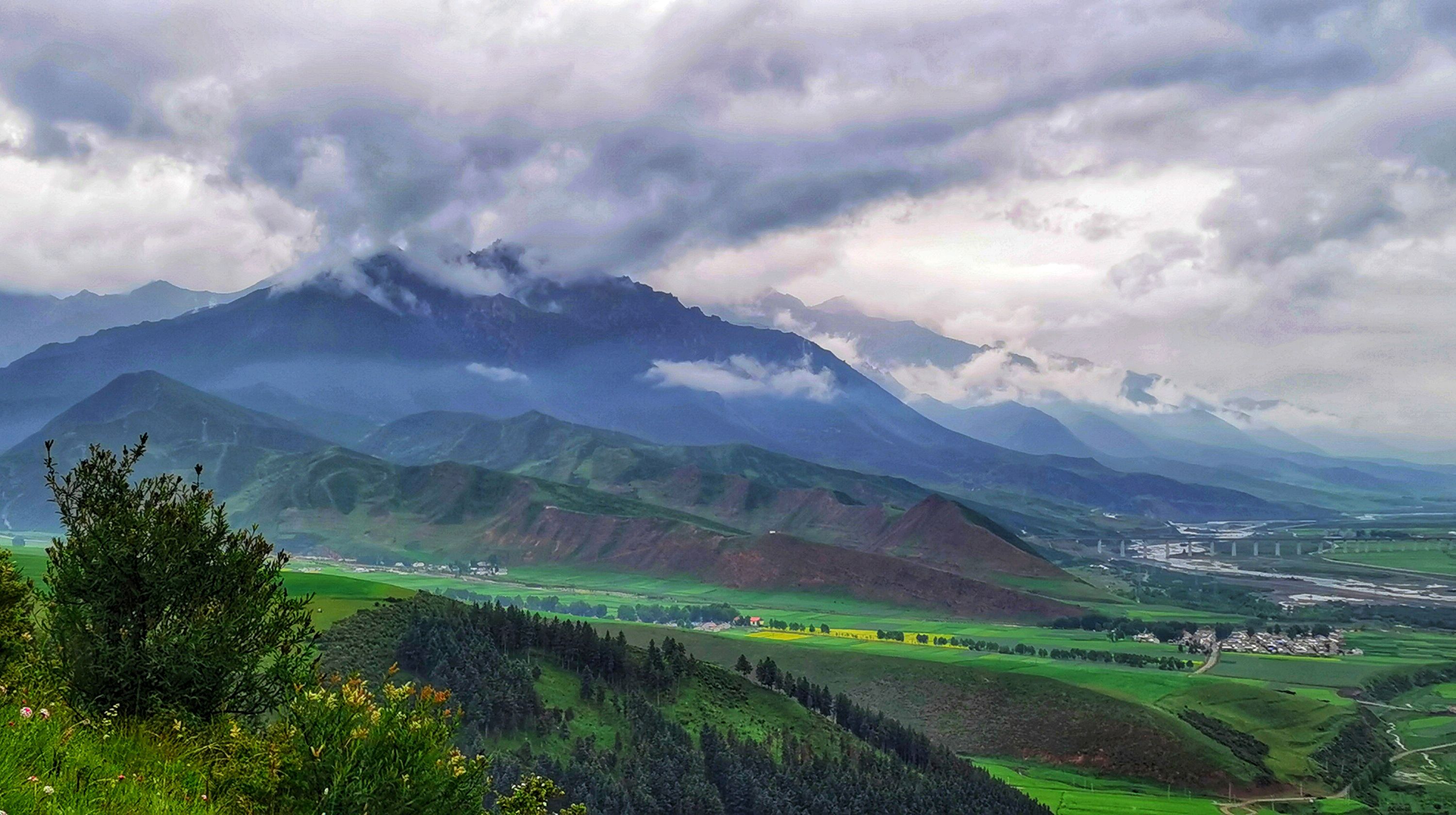 雨天游览门源城 别样风景