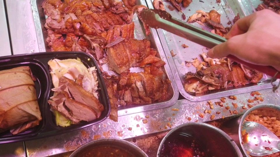 来了份外卖烧鸭拼白切鸡饭,阿成直接给多几块肉,差点盖不上餐盒
