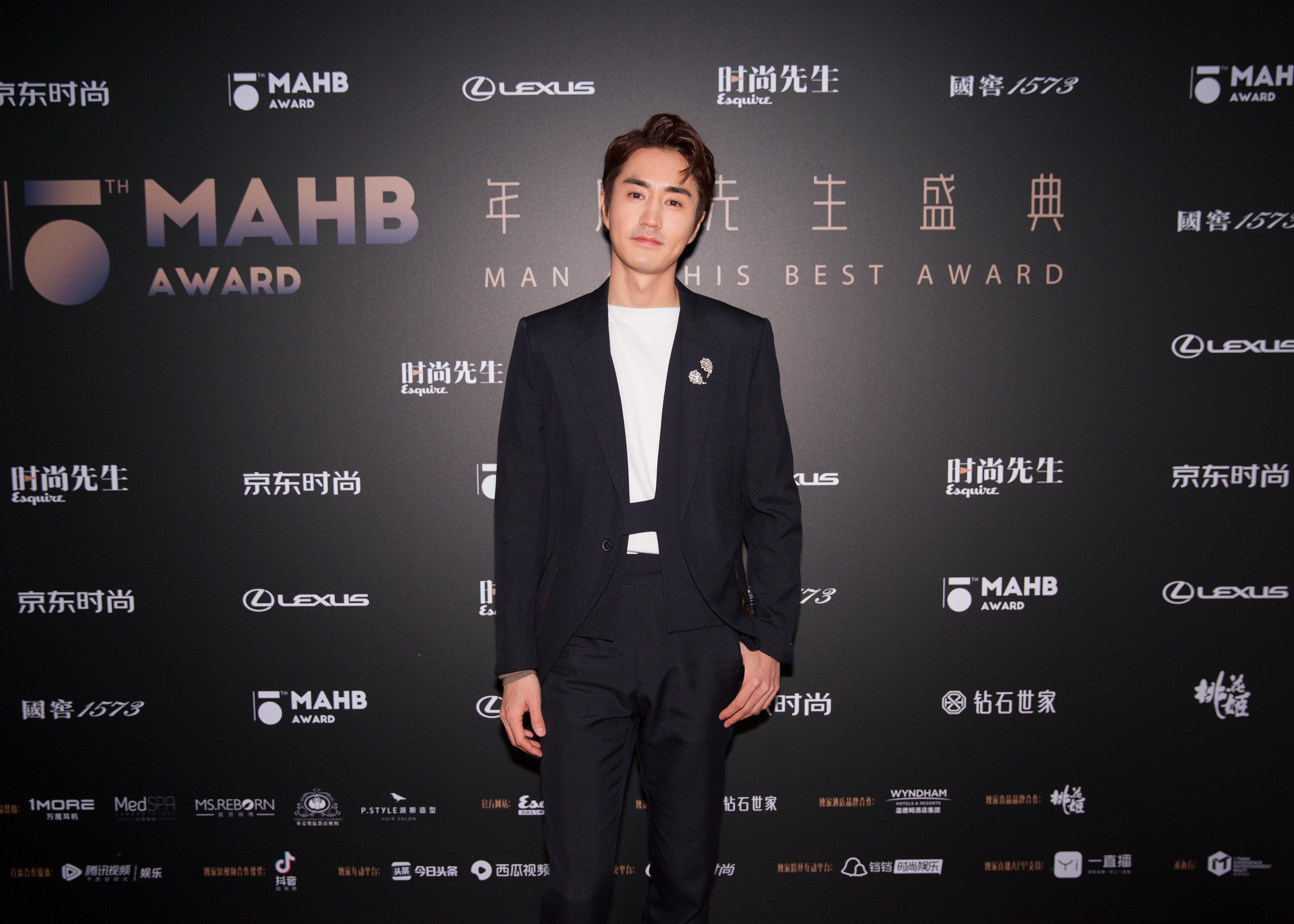 杨玏亮相年度先生盛典 简约大气诠释时尚先生