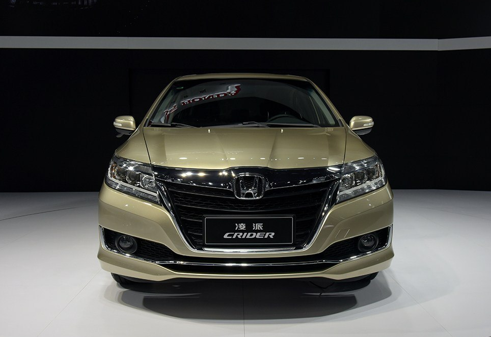 经典香槟色本田凌派轿车,帅气的汽车,是最近流行车型,运动范十足,驾驶