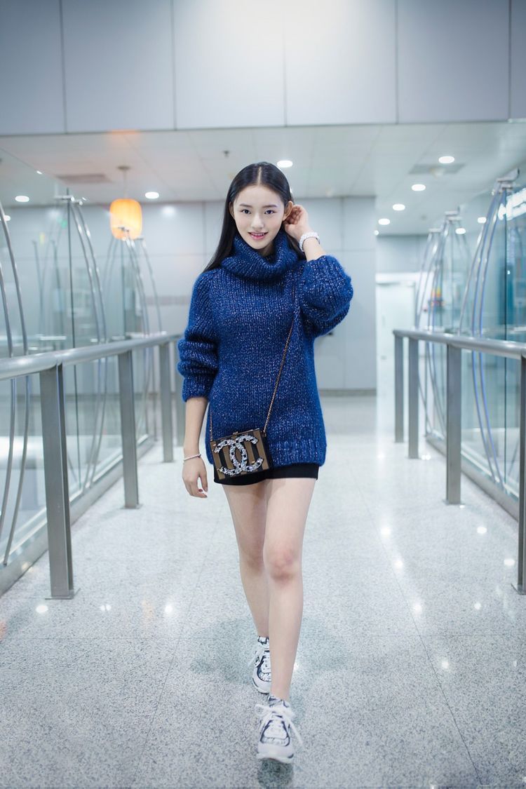 林允现身机场,穿搭走向成熟风,一改妆容走向烟熏妆!