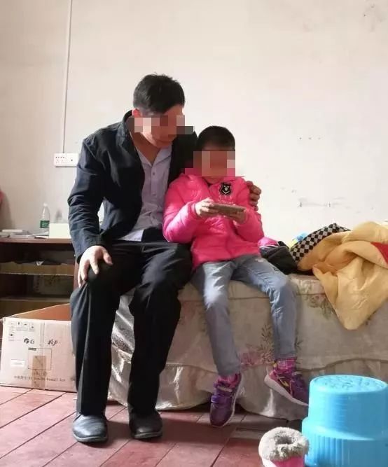 愤怒!广西贺州一男子强迫8岁养女讨饭,还打掉她一只眼睛