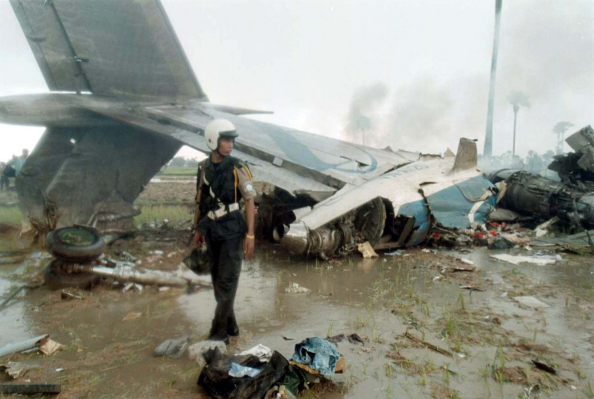 南海撞机22周年# #中美南海撞机事件#  2001年4月1日,中国海军一技哌