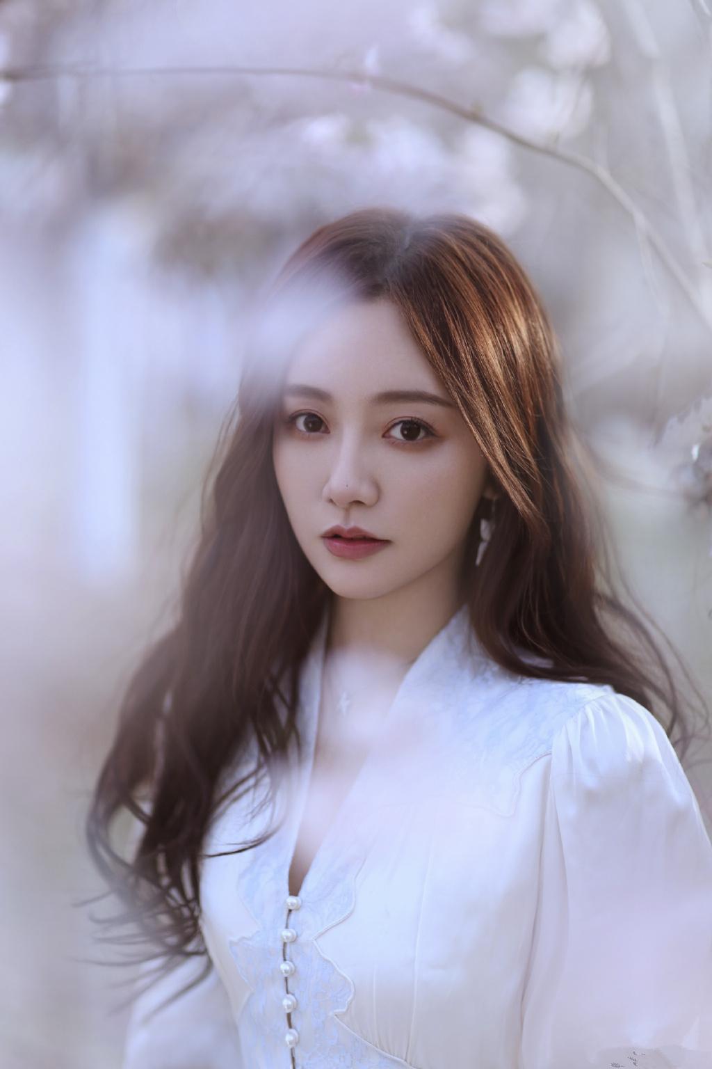 甜气少女闫笑写真,一袭白纱裙,温柔纯美,满满的春日浪漫气息