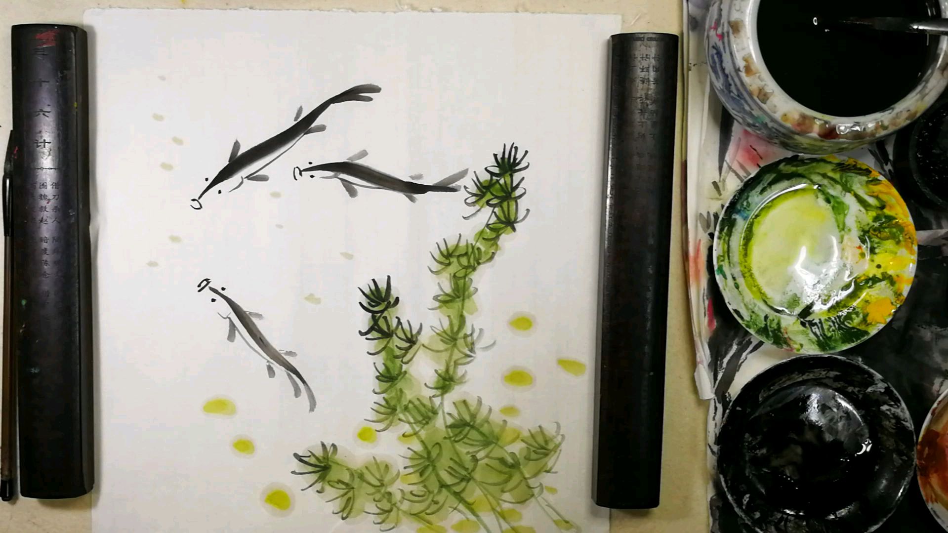 国画基础教程动物篇。水草小鱼画法:小品创作画