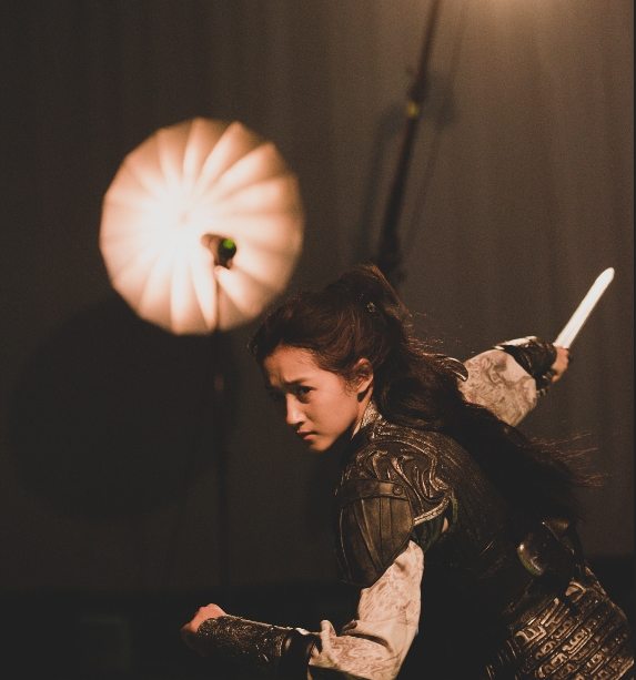 关晓彤自曝《影》幕后照,时而仙气时而倔强