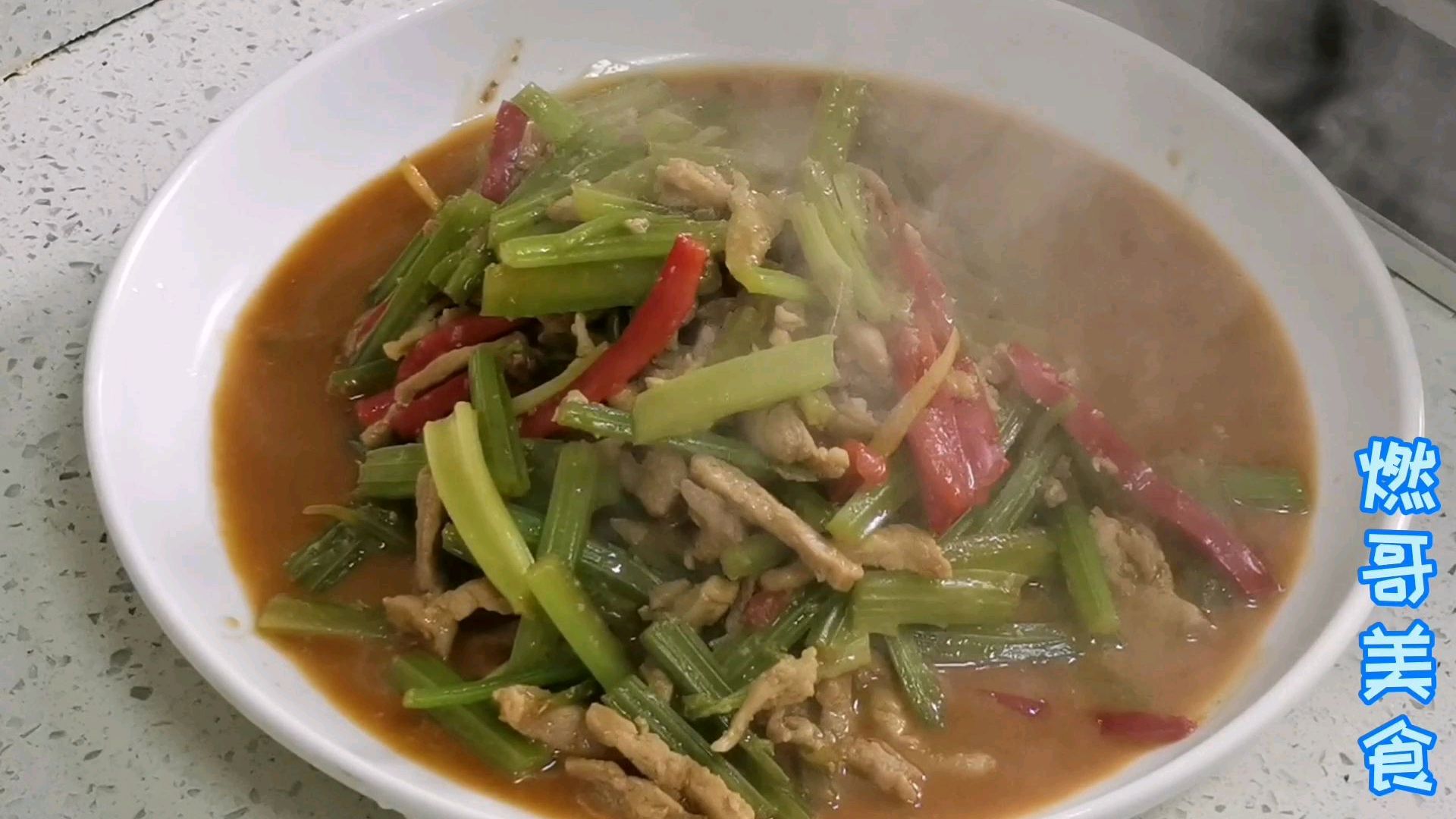 芹菜炒肉丝的家常做法,肉丝嫩滑入味,芹菜爽脆不塞牙