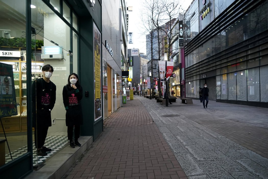 周五,东城路购物区,店员在等待客人到来。