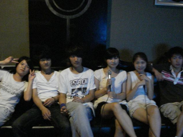 同学聚会时,无人买单,小伙咬牙买了单,隔天收到消息却
