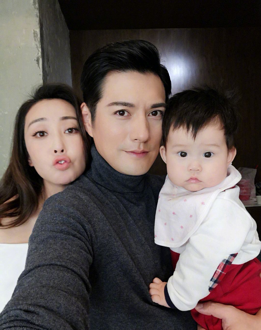 严屹宽晒一家三口游玩迪士尼晒九宫格照片,女儿肉肉呆萌可爱抢镜