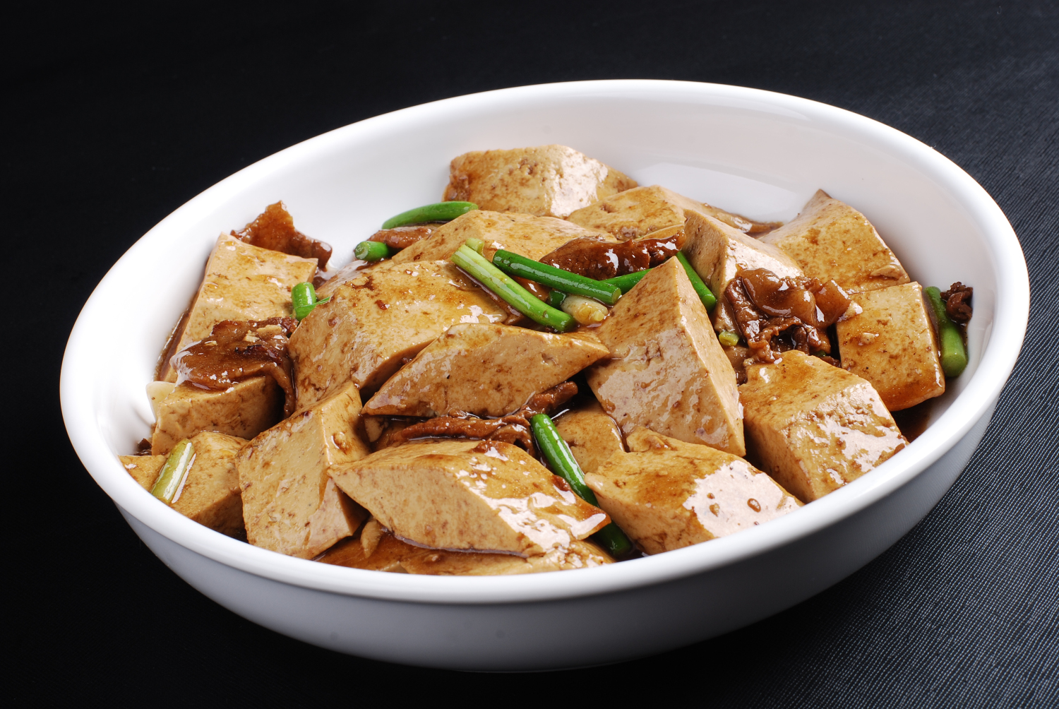 农家肉炖老豆腐:农村手工制作的老豆腐,味道就是独特,在城里都很难吃