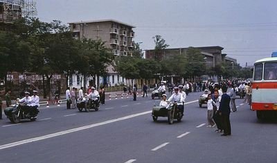 80年代珍贵影像:罪犯游街开道的警车