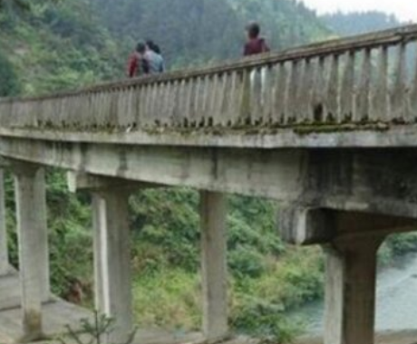 淘金大桥是中国大陆第一座跨径70米的上承式悬带桥,桥长74延米,桥高