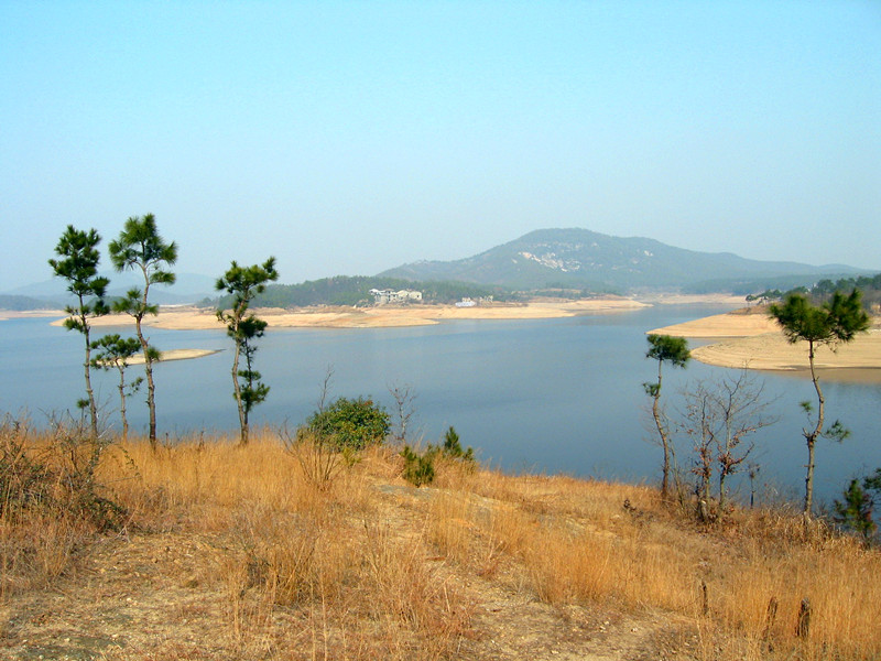 尾斗湖游记:天地之间有个群山围绕的小小湖泊